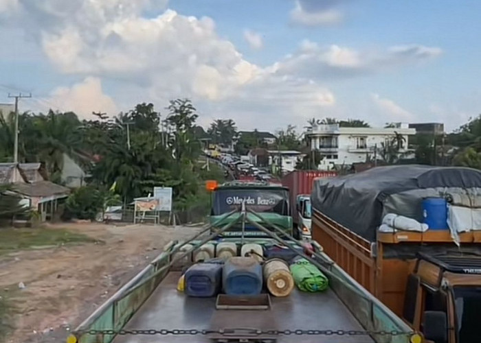Macet Parah 35 Km di Jalintim Palembang–Jambi, Truk Patah As Jadi Pemicu