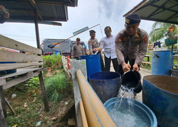 Polda Jambi Bantu Krisis Air Bersih di Seberang Kota Jambi, Warga: Terima Kasih Kapolda Jambi
