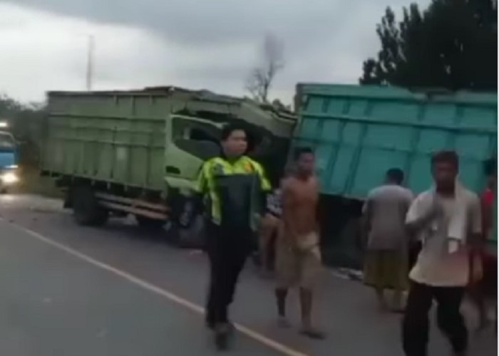 BREAKING NEWS: 4 Angkutan Batu Bara Kecelakaan Beruntun di Batanghari, Netizen: Duit Pijak Rem Dak Ado