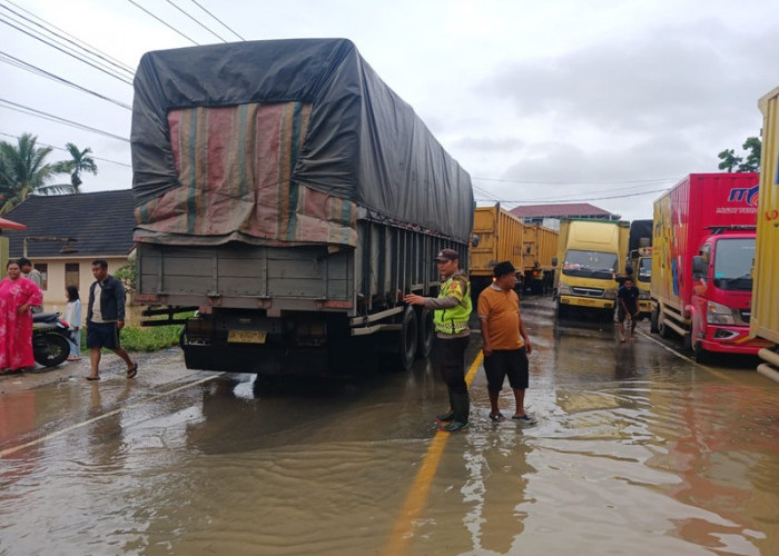 Hujan Deras, Jalan lintas Timur di Jambi Banjir, Macet Panjang dan Pengemudi Wajib Waspada