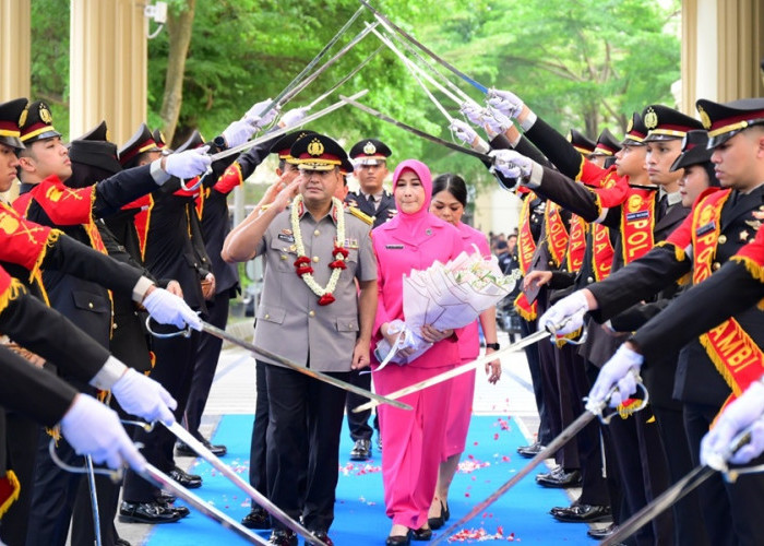 Penuh Haru dan Makna! Kapolda Jambi Pimpin Langsung Pelepasan Wakapolda, Tradisi Pedang Pora Jadi Saksi