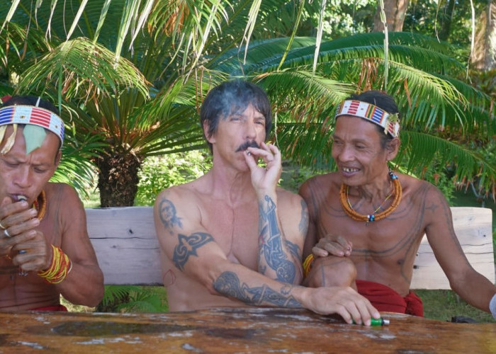 Vokalis RHCP Anthony Kiedis Bersantai di Kepulauan Mentawai Sumbar Bareng Warga Lokal