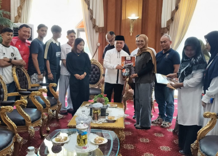 Apresiasi Prestasi Atlet, Gubernur Al Haris Berangkatkan Orang Tua Peraih Emas PON Aceh–Sumut untuk Umroh