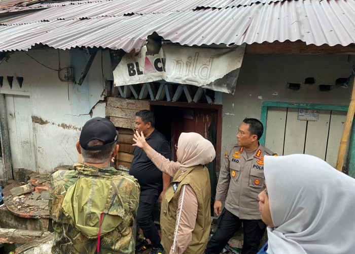 Tinjau Tembok Roboh, Pj Wali Kota: 'Segera Ditangani Karena Akses Jalan Masyarakat'