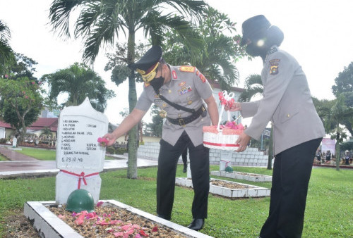 Kapolda Jambi Pimpin Tabur Bunga di Taman Makam Pahlawan