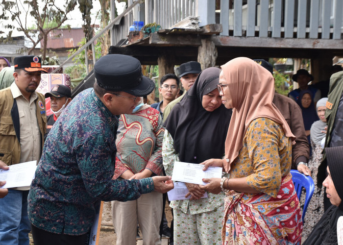 Respons Cepat Kebakaran Tanjung Raden: Wali Kota Jambi Serahkan Bantuan dan Siapkan Markas Damkar di Pelayang