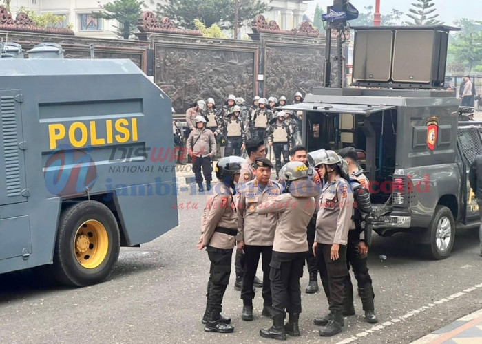Aksi Unjuk Rasa di Kantor Gubernur Jambi, Dit Samapta Polda Jambi Kerahkan Dukungan untuk Polresta
