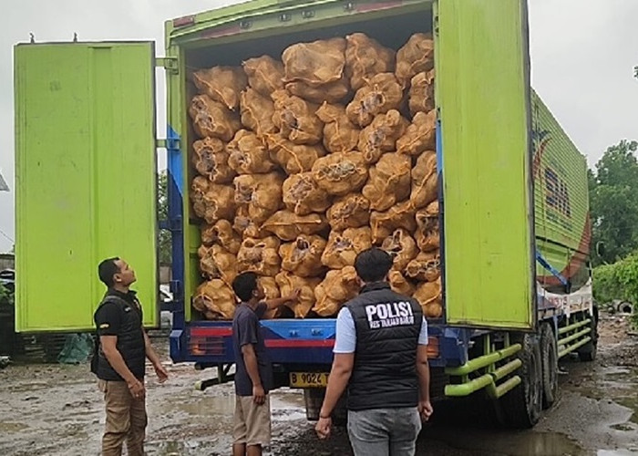 Dilaporkan Masyarakat Potensi jadi Lokasi Penimbunan Minyak Ilegal, Gudang di Sungai Saren-Tanjabbar Disidak