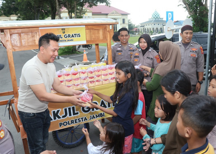 Berkah Ramadan, Kapolresta Jambi Bagi-bagi Takjil ke Warga dan Motivasi Tahanan