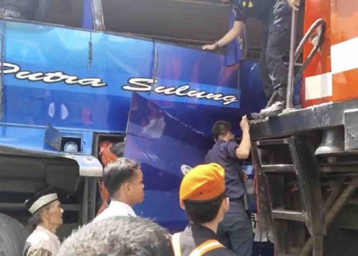 Kereta Api Tujuan Palembang Hantam Bus Putra Sulung, 5 Orang Terpental Keluar, Satu Orang Tewas