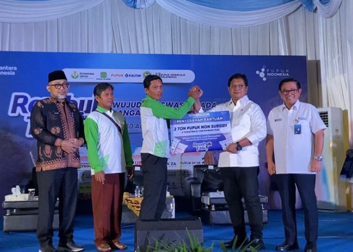 Berdialog dengan Petani, Wamen Transmigrasi Pastikan Stok Pupuk di Jambi Aman