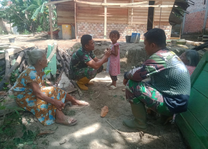 Kehangatan Keluarga dan Satgas TMMD ke-121 di Tengah Pembangunan Rumah di Desa Muaro Sebapo