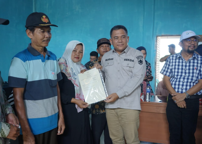 Penyerahan Sertifikat Tanah Program Redistribusi Resmi Dilakukan di Muaro Jambi