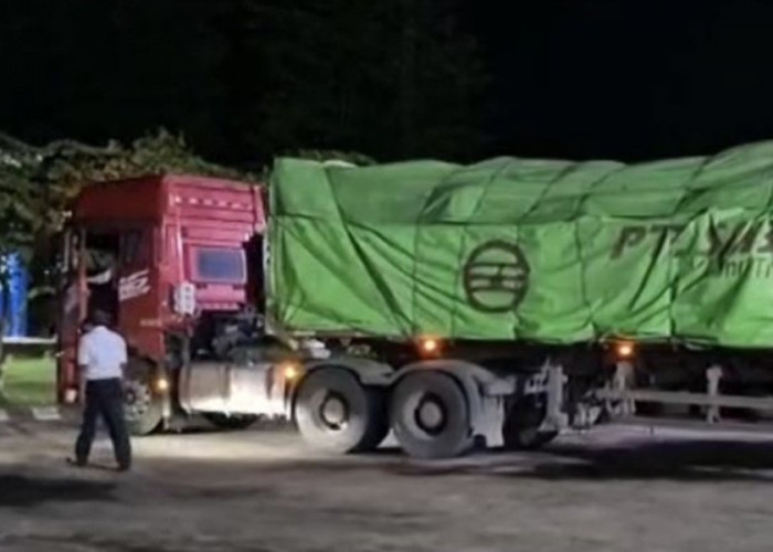 Nekat Saat Mudik! Truk 43 Ton Bahan Pupuk Ditahan di Jambi, Bikin Macet Panjang di Jalintim