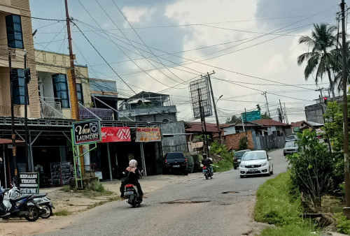 Jalan Berlubang di Simpang Puskes Mayang, Pengendara: Cukup Membahayakan
