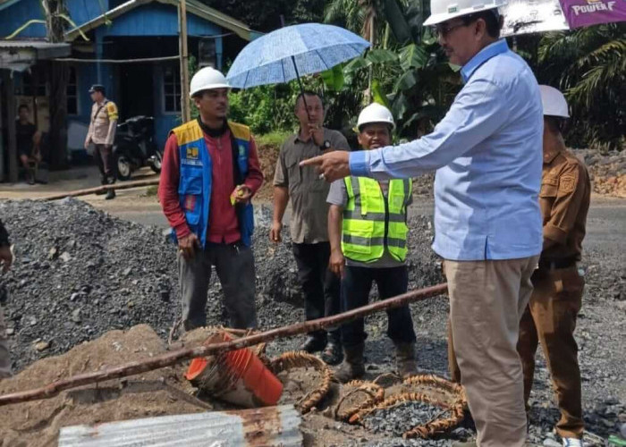 Usai Hadiri Silaturahmi PABPDSI, Bupati Anwar Sadat Tinjau Pengerjaan Box Culvert di Tanjung Bojo