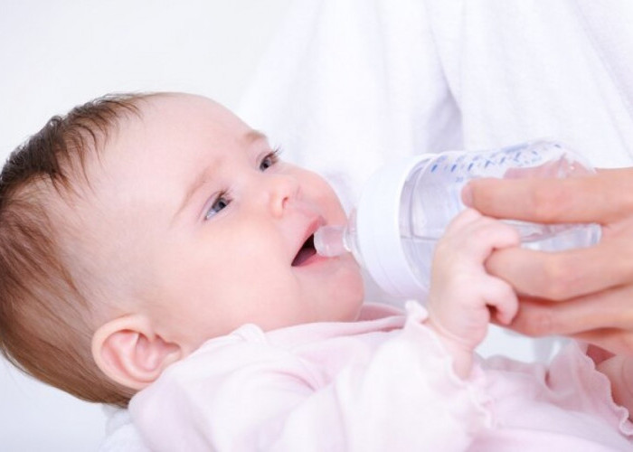 Sering jadi Pertanyaan, Kapan Bayi Boleh Minum Air Putih? Ini Penjelasannya