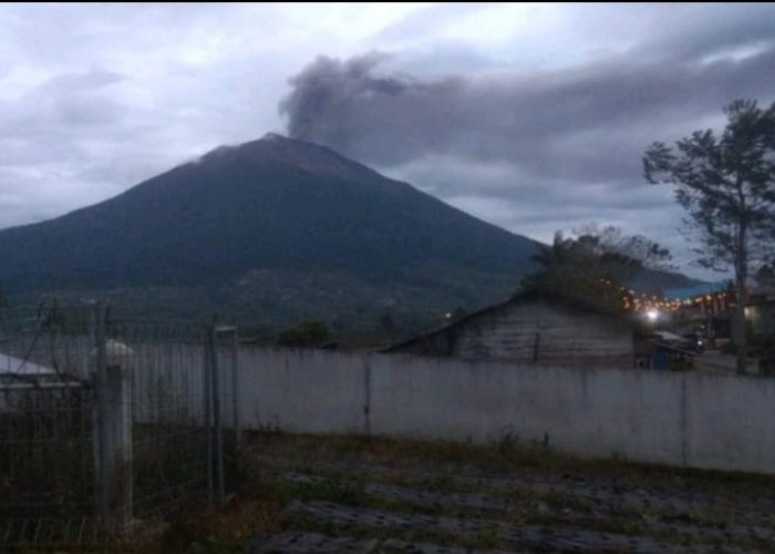 BREAKING NEWS : Gunung Kerinci Erupsi Lagi,  Semburkan Abu Setinggi 900 Meter