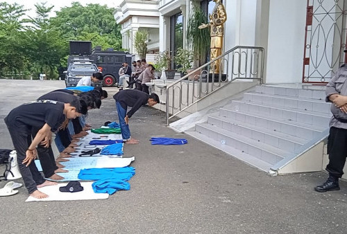 Demo Tolak RKUHP Disahkan, Mahasiswa Jambi Sholati Gedung DPRD Provinsi Jambi