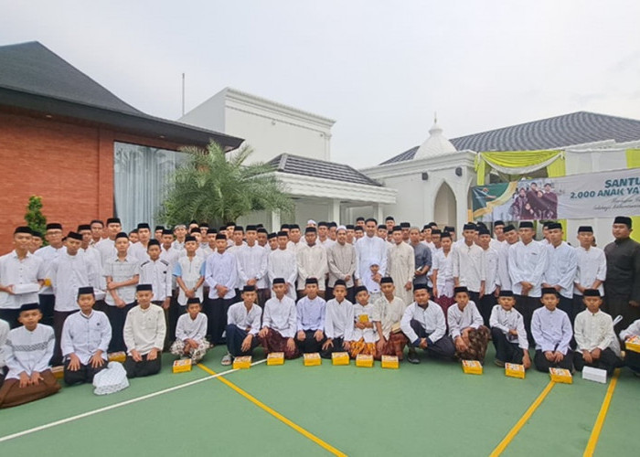 Berbagi Kebahagiaan, Ade Erlanda dan Nur Apriyanti Santuni 2.000 Yatim dan Duafa