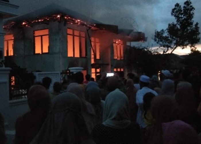 BREAKING NEWS: Rumah Warga Ujung Pasir Kerinci Terbakar