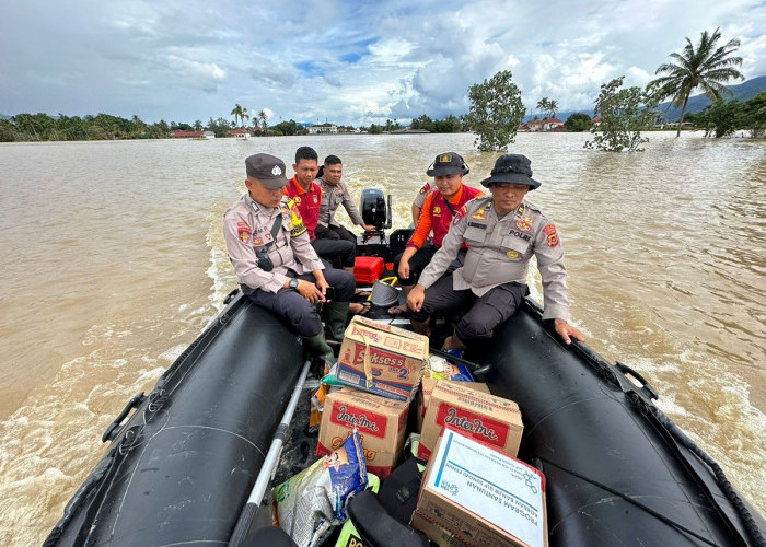 Ditsamapta dan Brimob Polda Jambi Salurkan Bantuan untuk Korban Banjir di Kerinci dan Kota Sungai Penuh