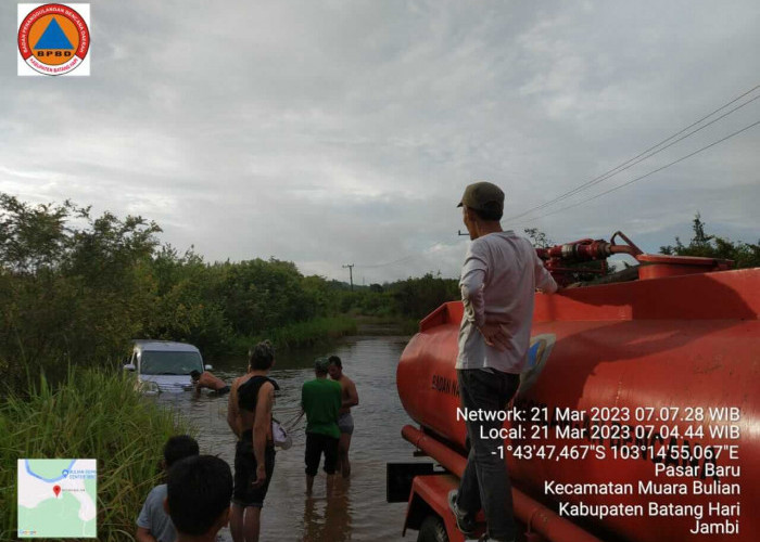 Jalan Tergenang Banjir Akibat Naiknya Debit Sungai Batanghari, Dua Mobil Terperosok