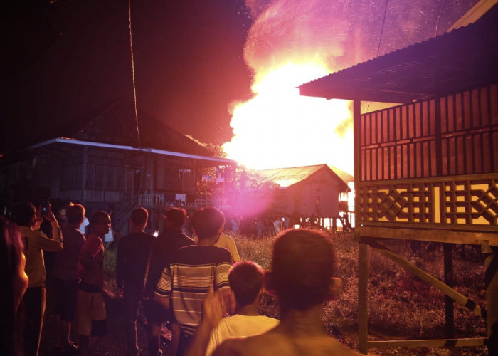 Kebakaran Hebohkan Arab Melayu Jambi! Api Berkobar di Belakang Masjid Ba’awi, Warga Panik