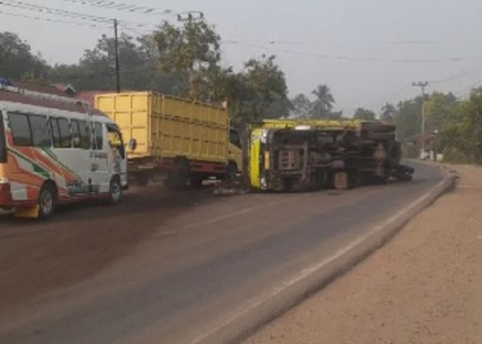 Truk Batu Bara Terguling di Simpang Malapari, Jalan Bulian-Tembesi Macet