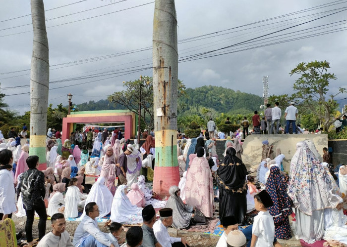 Disoraki Jamaah Salat Idul Fitri saat Sambutan, Wali Kota Sungai Penuh Langsung Turun Mimbar 