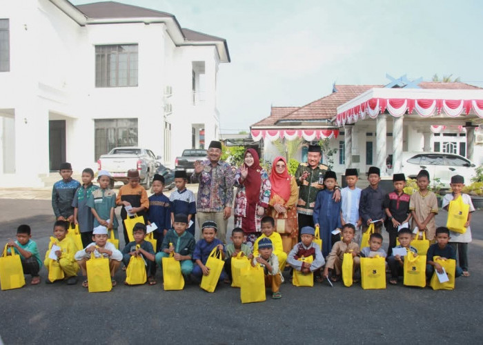 Bupati dan Ketua TP PKK Tinjau Kegiatan Sunatan Massal dalam Rangka HUT RI ke-80 dan Hari Jadi Tanjab Barat