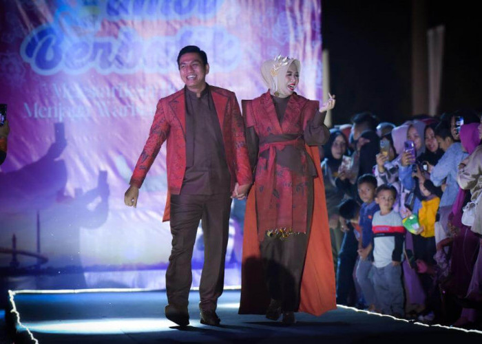 Bupati Batanghari Fadhil Ikuti Fashion Show Jambi Berbatik 2023