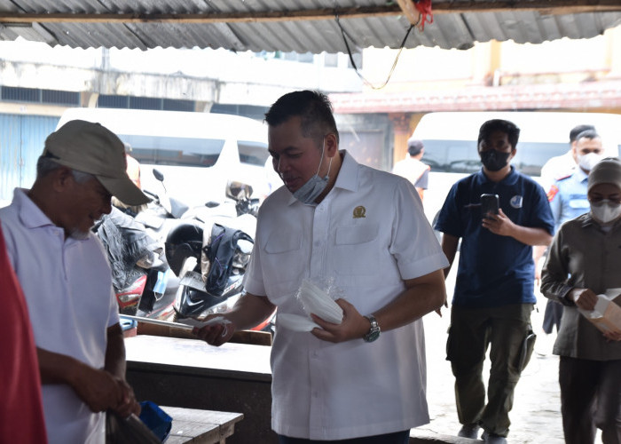 Kabut Asap Jambi Jadi Perhatian, Ketua DPRD dan Kapolresta Bagikan 2.000 Masker
