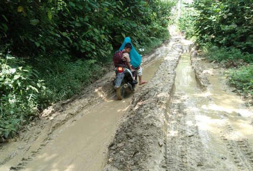 Jalan Penghubung Antar Dusun di Bungi Rusak Parah, Duh Kasihan Ibu Ini Harus Lewati Lumpur