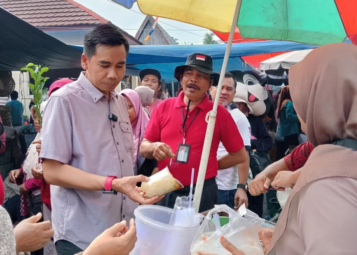 Ke Pasar Sabtu di Sungai Bahar, Zuwanda Borong Dagangan Pedagang