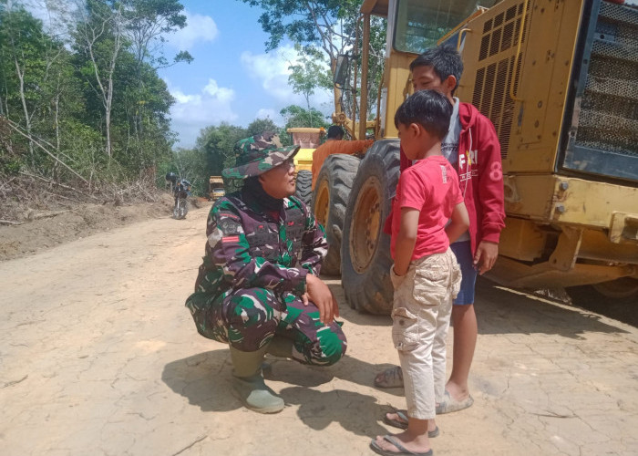 Obati Rasa Rindu dengan Keluarga, Personil Satgas TMMD ke-121 Kodim 0415/Jambi Bercanda dengan Anak-anak