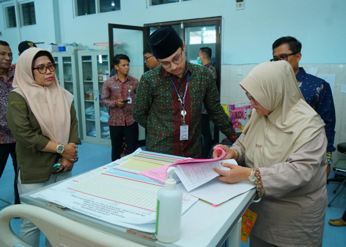 Wakil Wali Kota Jambi Diza Hazra Jenguk Balita Penderita Leukemia di RSUD Mattaher