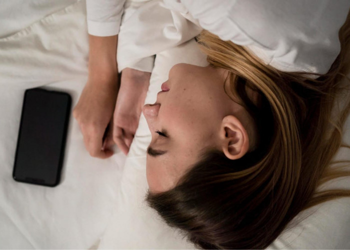 Stop! Kebiasaan Tidur Dekat HP: Ini Dia 6 Ancaman Kesehatan yang Sering Diabaikan