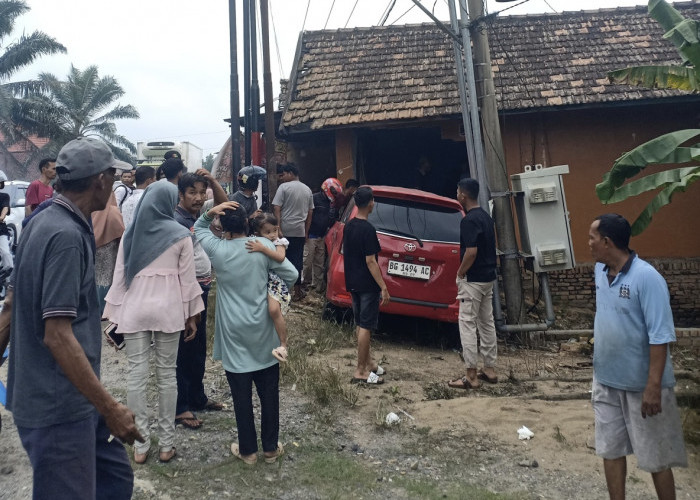 Sopir Ngantuk, Avanza Merah Tabrak Rumah Warga di Muaro Jambi, Sopir Dibawa ke Rumah Sakit