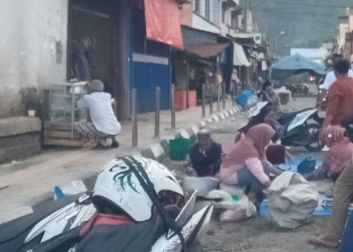 Waduh! Pedagang Pasar Tannjung Bajure Sungaipenuh Kembali Berjualan di Badan Jalan