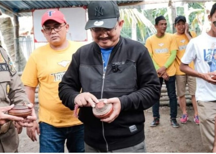 Anwar Sadat Buka Turnamen Gasing Undi Tabung di Seberang Kota