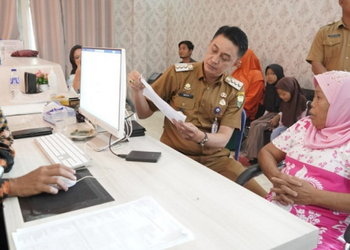 Percepat Layanan Adminduk, Pj Bupati Bachyuni Tinjau Perekaman E-KTP di Kantor Desa Muhajirin Jaluko