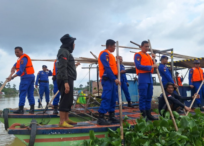 Ditpolairud Polda Jambi Lepas 20.000 Bibit Ikan di Danau Sipin