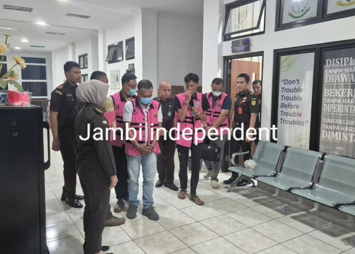 Kejari Bungo Terima Pelimpahan  Tersangka dan Barang Bukti Kasus Korupsi dana Bos SMA Negeri 2 Muara Bungo