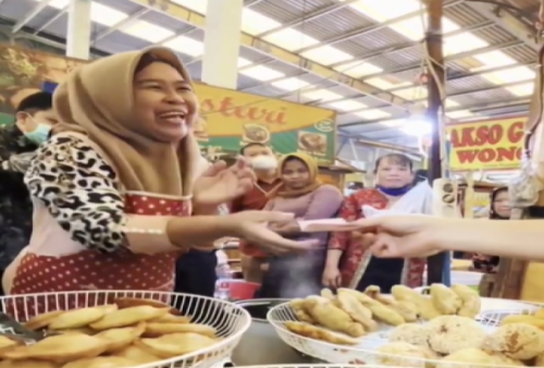 Usai Umrahkan Pedagang, Mendag Zulkifli Hasan Bagikan Uang ke Penjual Telur di Pasar Koja