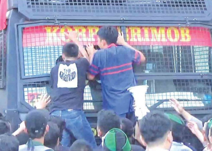Sempat Memanas, Aksi Unjuk Rasa HMI Jambi Terlibat Saling Dorong dengan Pihak Kepolisian 