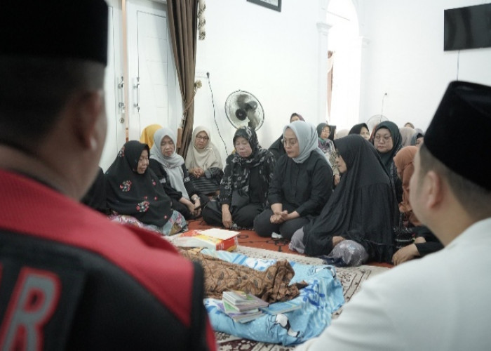 Kunjungi Rumah Duka, Pj Wali Kota Jambi Sampaikan Belasungkawa dan Berikan Santunan