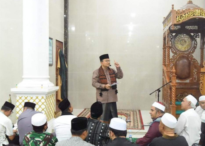 Safari Ramadhan di Masjid Al-Fatah Al-Bafadhal, Wali Kota Maulana Serahkan Bantuan Renovasi Masjid dan Interne