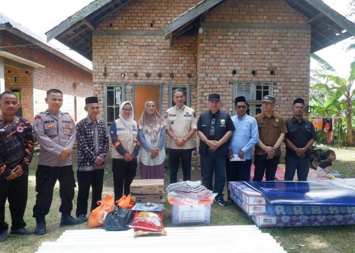 Ringankan Beban Korban Kebakaran di Sengeti, Wabup Junaidi Serahkan Bantuan Langsung