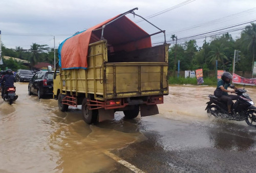 Breaking News!!! Simpang Traffic Light Jalan Lirik Kenaliasam Bawah Banjir Sebetis Orang Dewasa